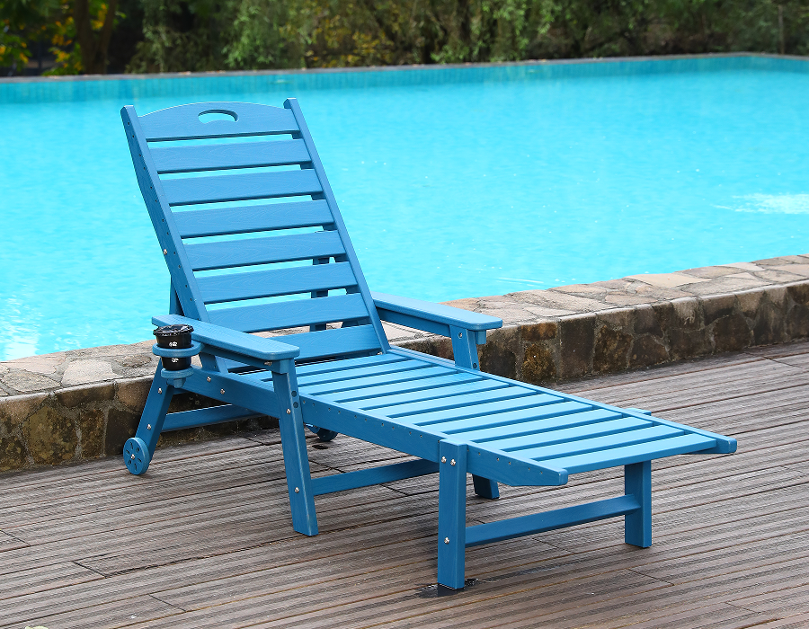 Dyk-Ready Blue HDPE Adirondack Lounge Chair vid poolen